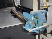 Utdragbar hållare till skruvstäd