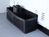 Hopfällbar förvaringsbox i tyg i bilens bagageutrymme med stövlar