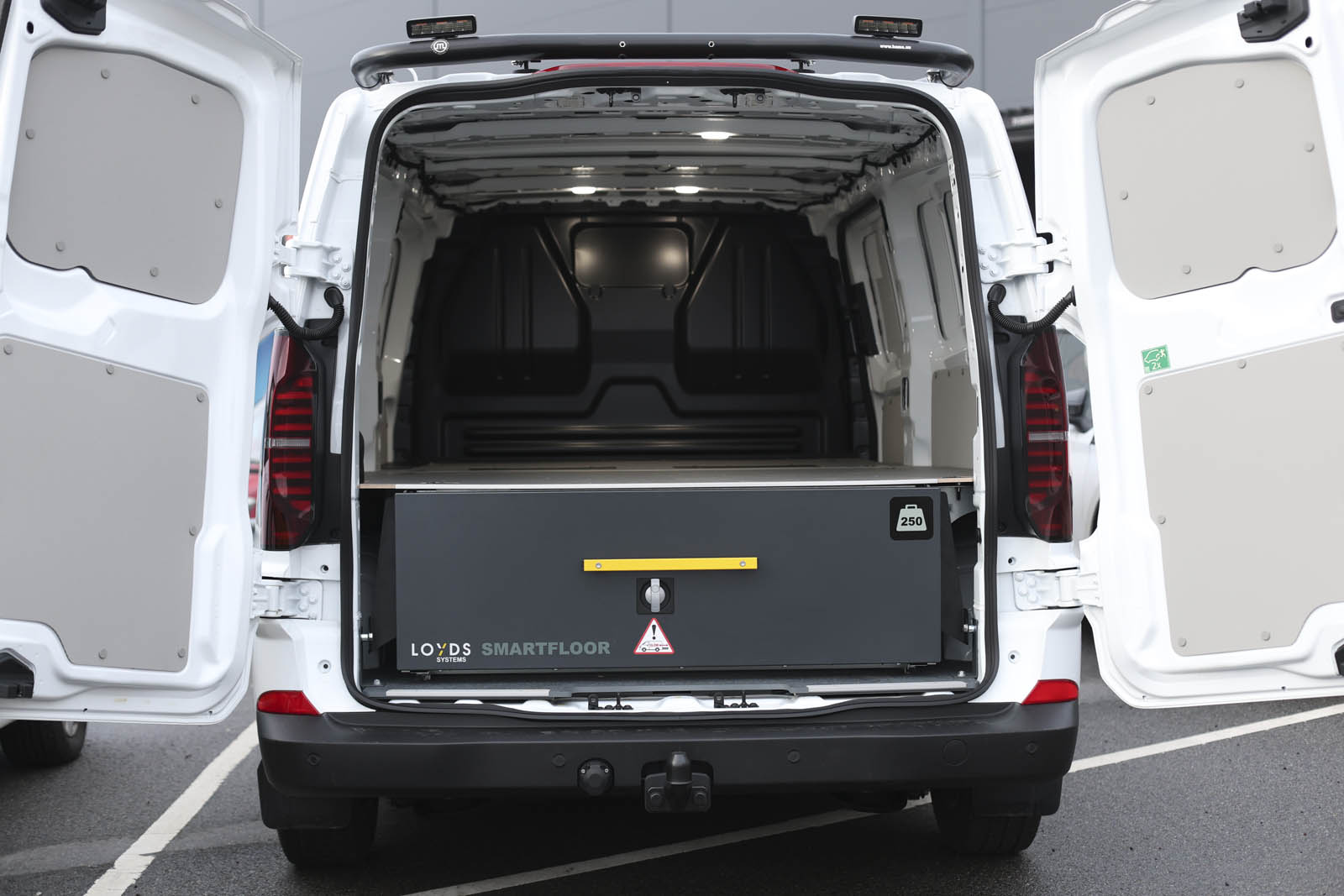 Bild tagen bakifrån på komplett Smartfloor dubbelgolv till Volkswagen Transporter 7 med en skjutdörr