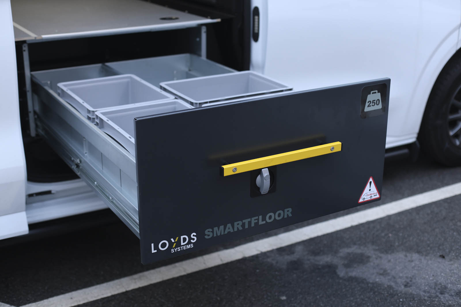 Bild tagen från sidan på komplett Smartfloor dubbelgolv till Volkswagen Transporter 7 med utdragen sidolåda